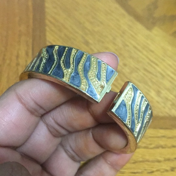 Vintage Stripped Golden Bangle - Picture 2 of 2